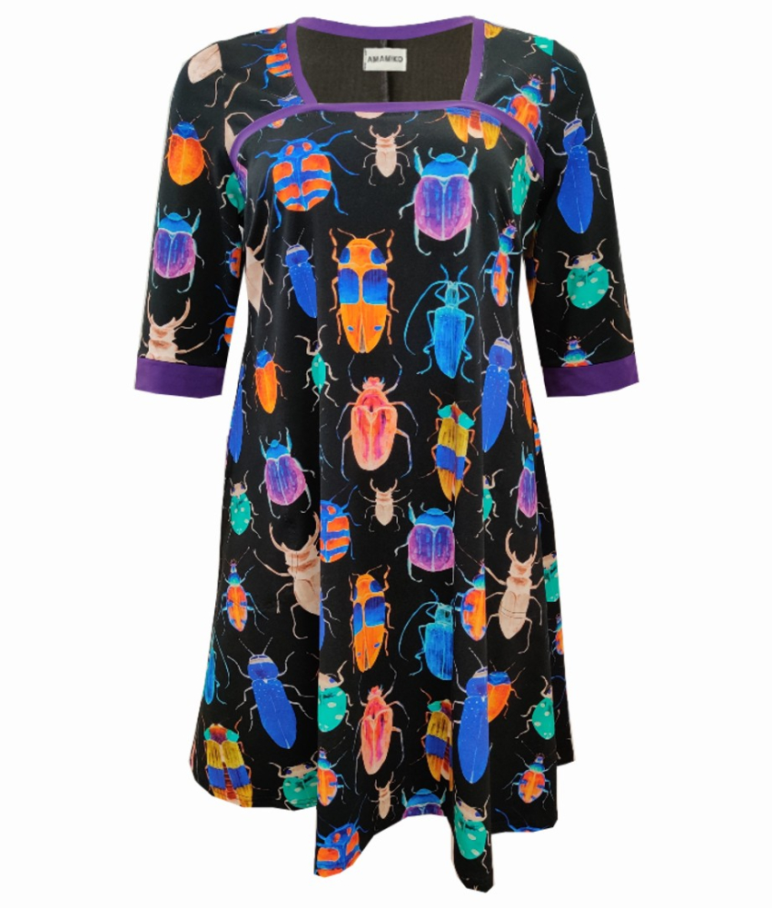 Sort plus size kjole i store størrelser med farverige biller og lommer fra Amamiko