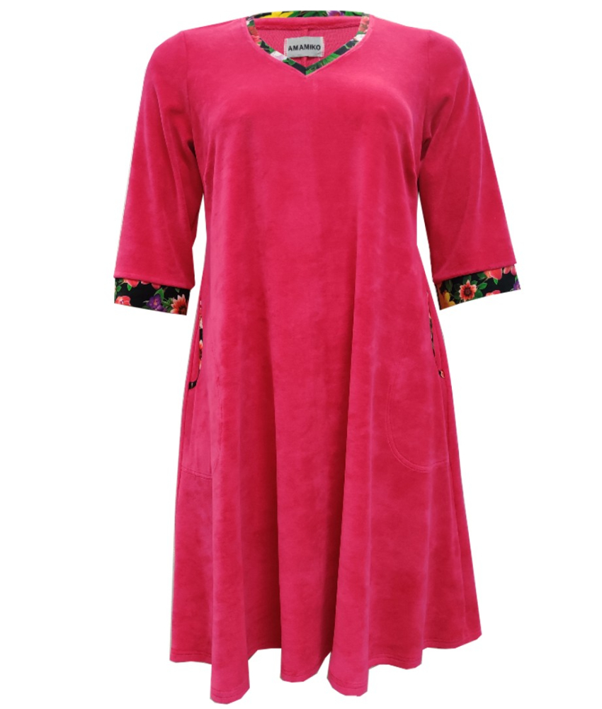 Tulla Pink Velvet. Velour kjole i store størrelser fra Amamiko.