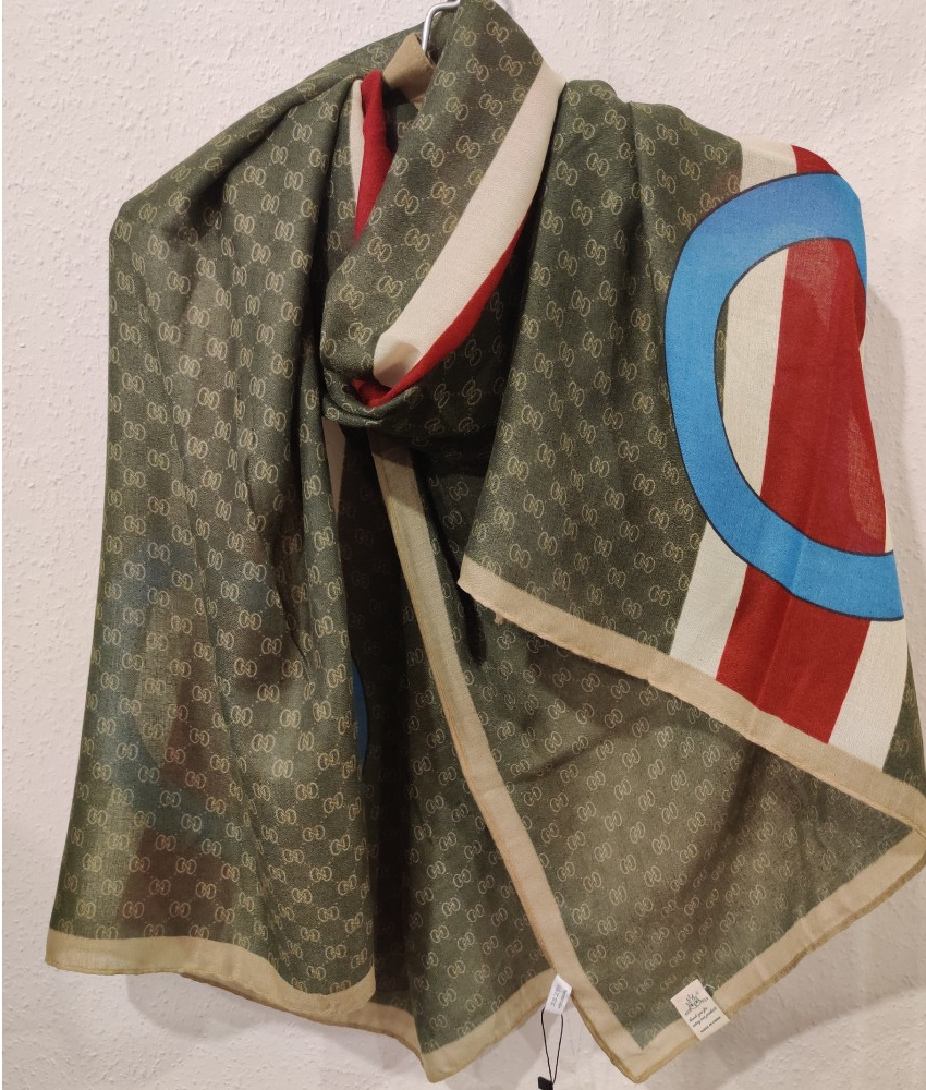 Stort viskose tørklæde med et mix af forskellige grafiske mønstre.