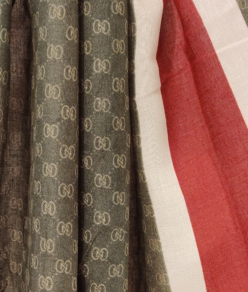 Stort viskose tørklæde med et mix af forskellige grafiske mønstre.