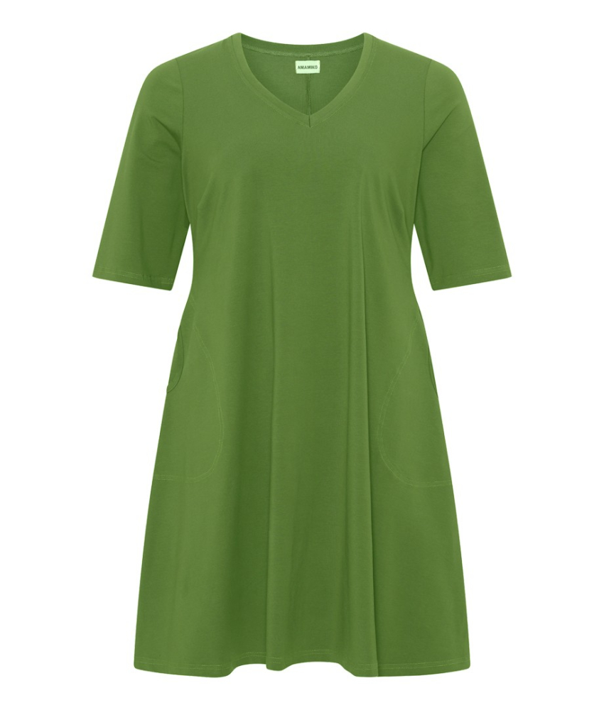 Tulla Green. Kjole i store størrelser fra Amamiko.