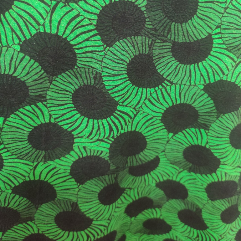 Takasaki Green Spiral. Kjole i store størrelser fra Amamiko