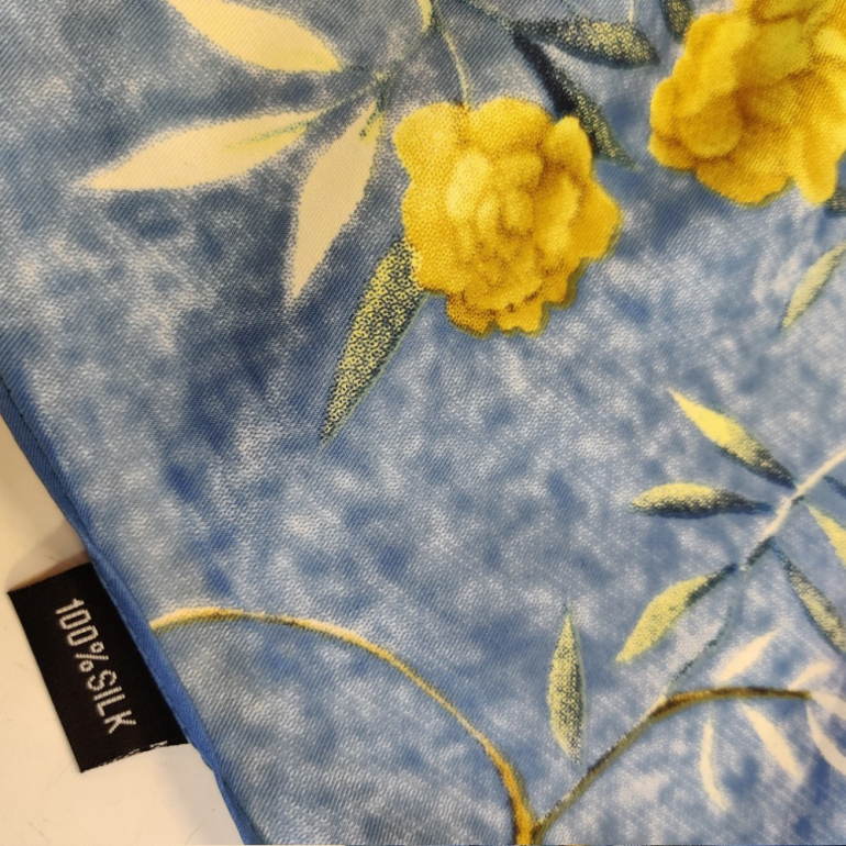 Stort kvadratisk Silke Tørklæde - Blå Blomsterbusk