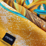 Stort kvadratisk Silke Tørklæde - Gule Heste