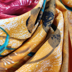 Stort kvadratisk Silke Tørklæde - Gule Heste