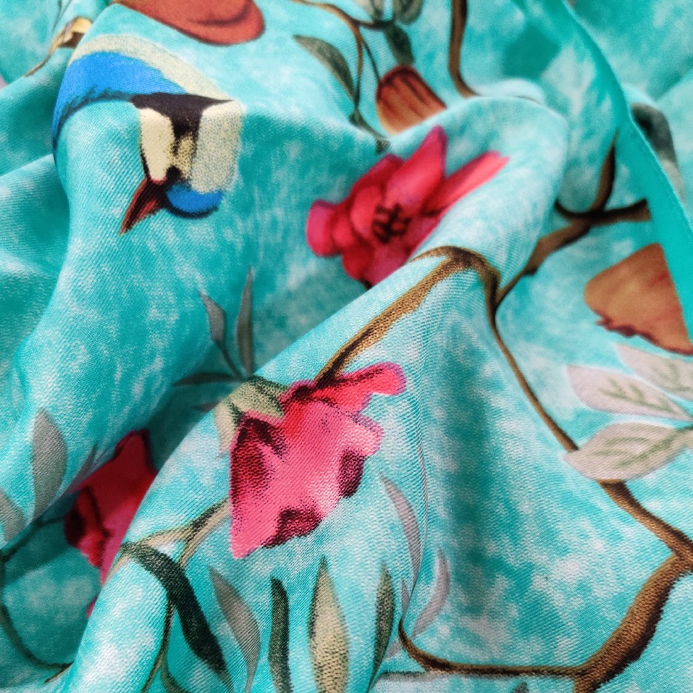 Kvadratisk tørklæde i blank satin. Mint Blomsterbusk