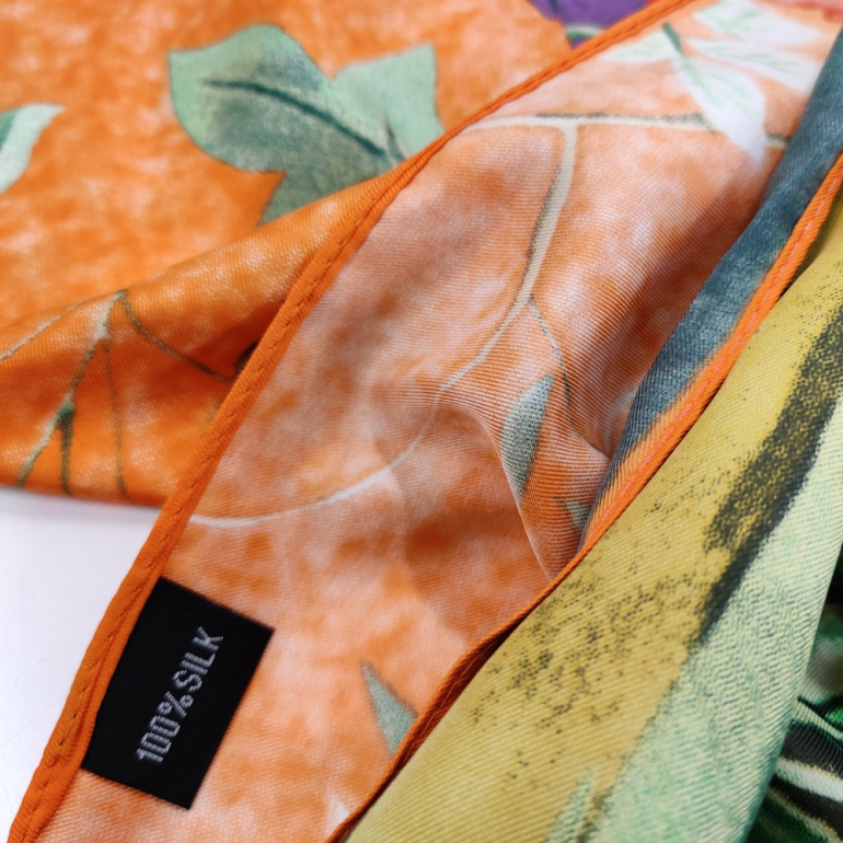 Stort kvadratisk Silke Tørklæde - Orange Blomsterbusk