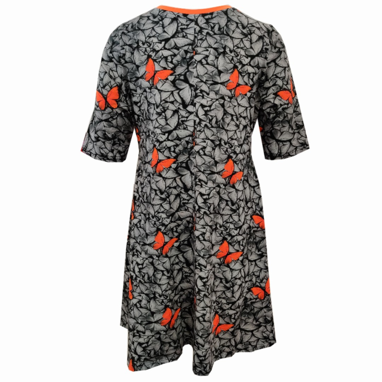 Grå plus size kjole i store størrelser med orange sommerfugle fra Amamiko