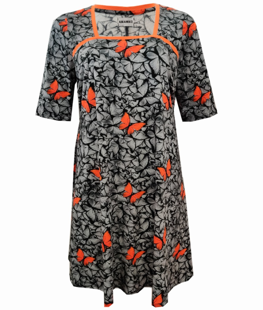 Grå plus size kjole i store størrelser med orange sommerfugle fra Amamiko