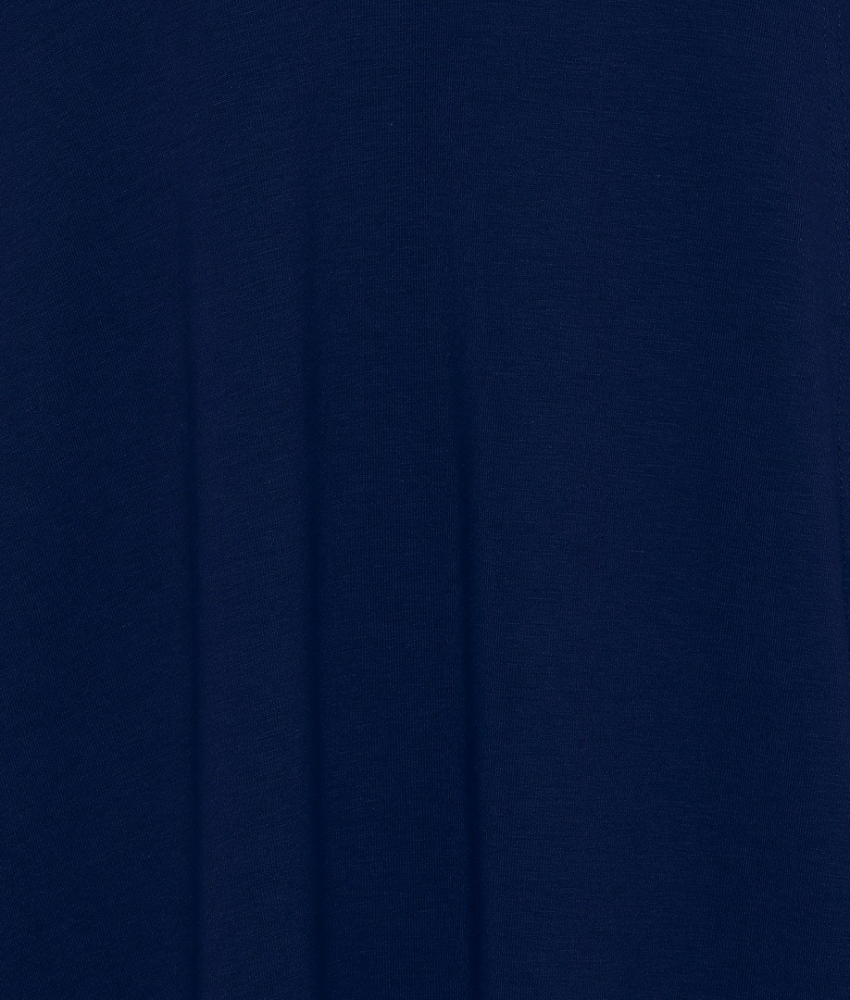 Marineblå plussize kjole med v-udskæring og lommer fra Amamiko.