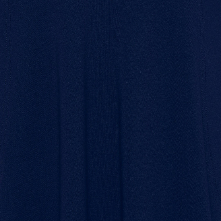 Marineblå plussize kjole med v-udskæring og lommer fra Amamiko.