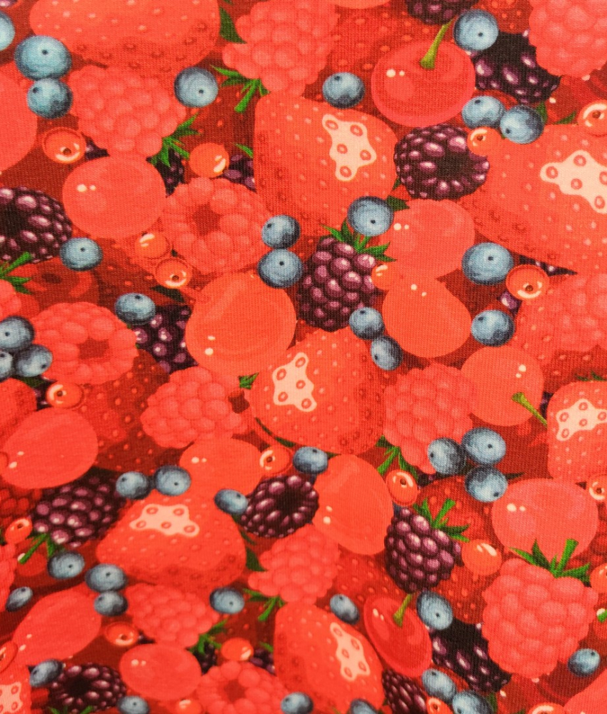 Rød Plus size bluse i store størrelser med rund hals og print af jordbær, hindbær og blå bær.