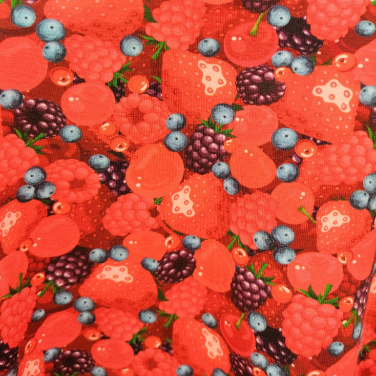 Rød Plus size bluse i store størrelser med rund hals og print af jordbær, hindbær og blå bær.