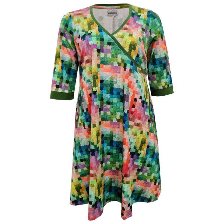 Grøn plus size kjole med malede tern i store størrelser fra Amamiko. Kjolen har 3/4 ærmer og lommer