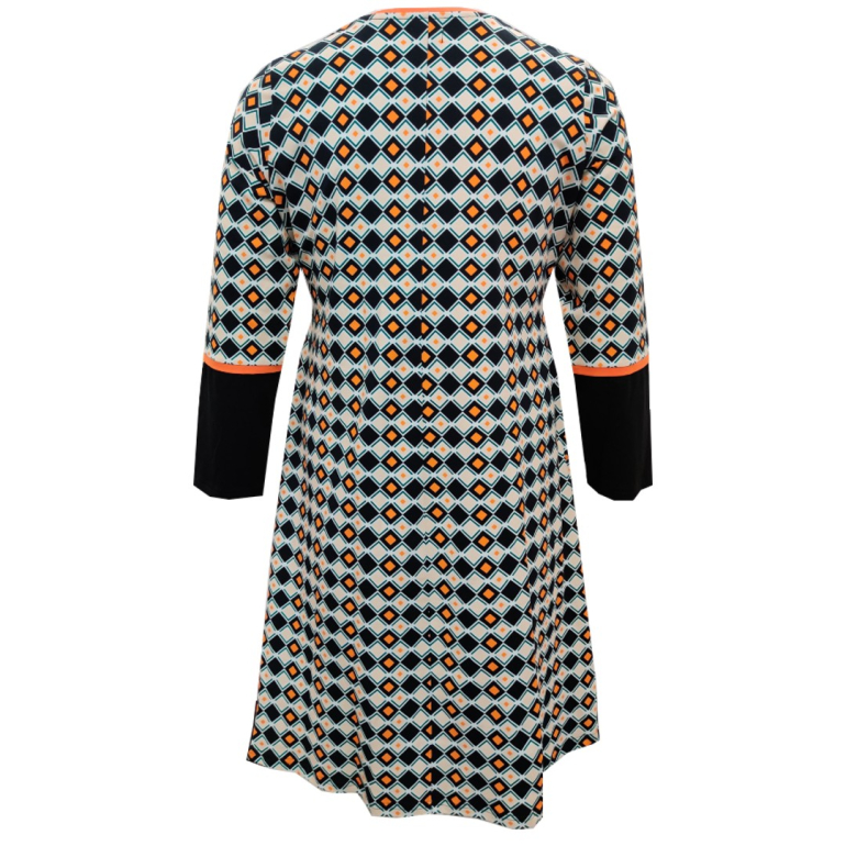 Ternet plus size kjole i sort og hvid med lange ærmer og orange detaljer i store størrelser fra Amamiko.