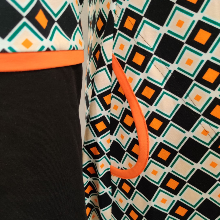 Ternet plus size kjole i sort og hvid med lange ærmer og orange detaljer i store størrelser fra Amamiko.