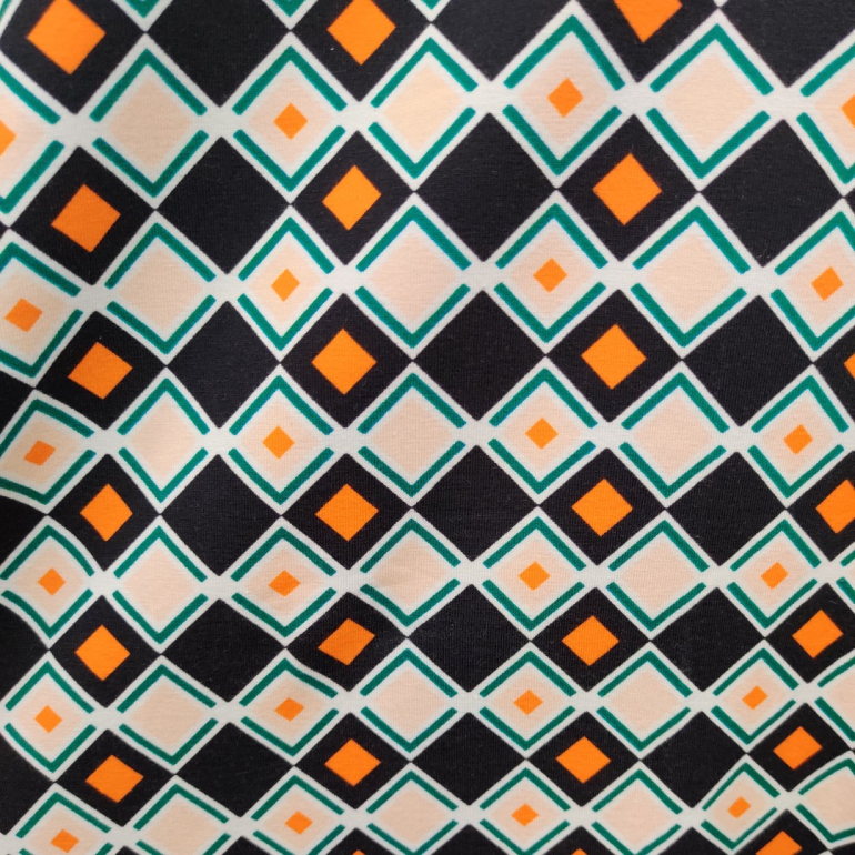 Ternet plus size kjole i sort og hvid med lange ærmer og orange detaljer i store størrelser fra Amamiko.