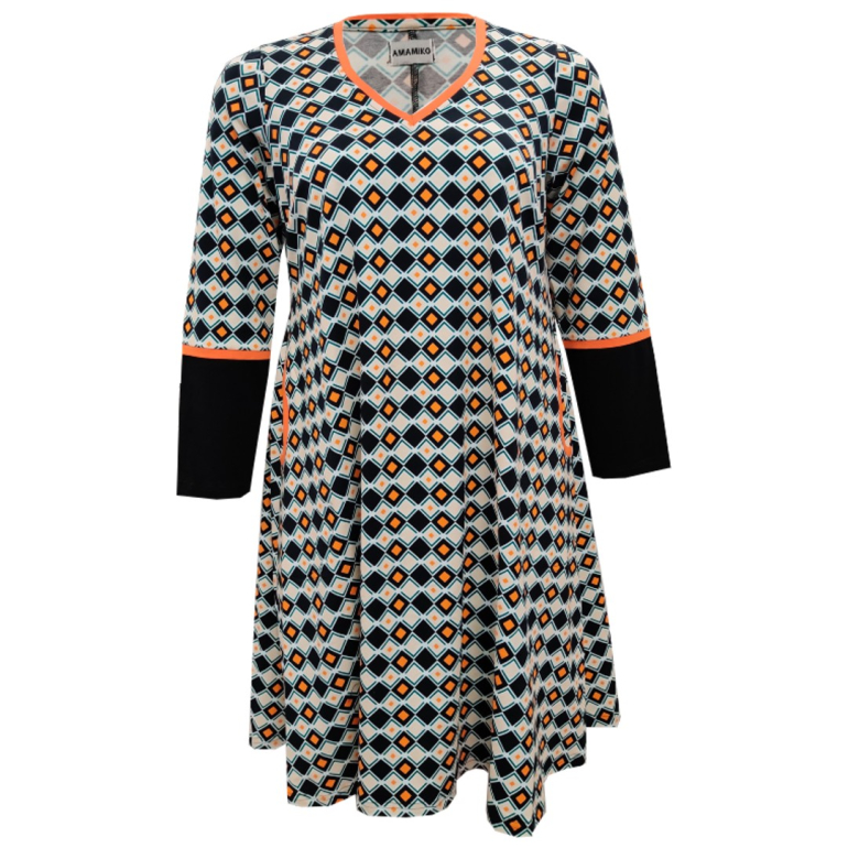 Ternet plus size kjole i sort og hvid med lange ærmer og orange detaljer i store størrelser fra Amamiko.