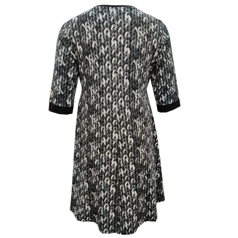 Grå plus size kjole med strikket mønster i sort, grå og hvid. Kjole med lommer i store størrelser fra Amamiko