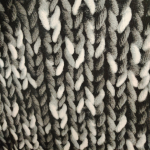 Grå plus size kjole med strikket mønster i sort, grå og hvid. Kjole med lommer i store størrelser fra Amamiko