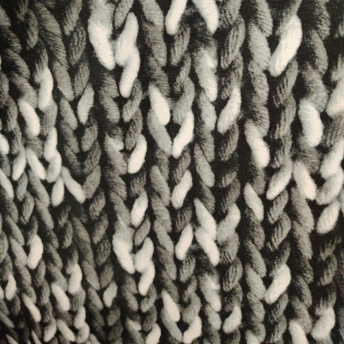 Grå plus size kjole med strikket mønster i sort, grå og hvid. Kjole med lommer i store størrelser fra Amamiko