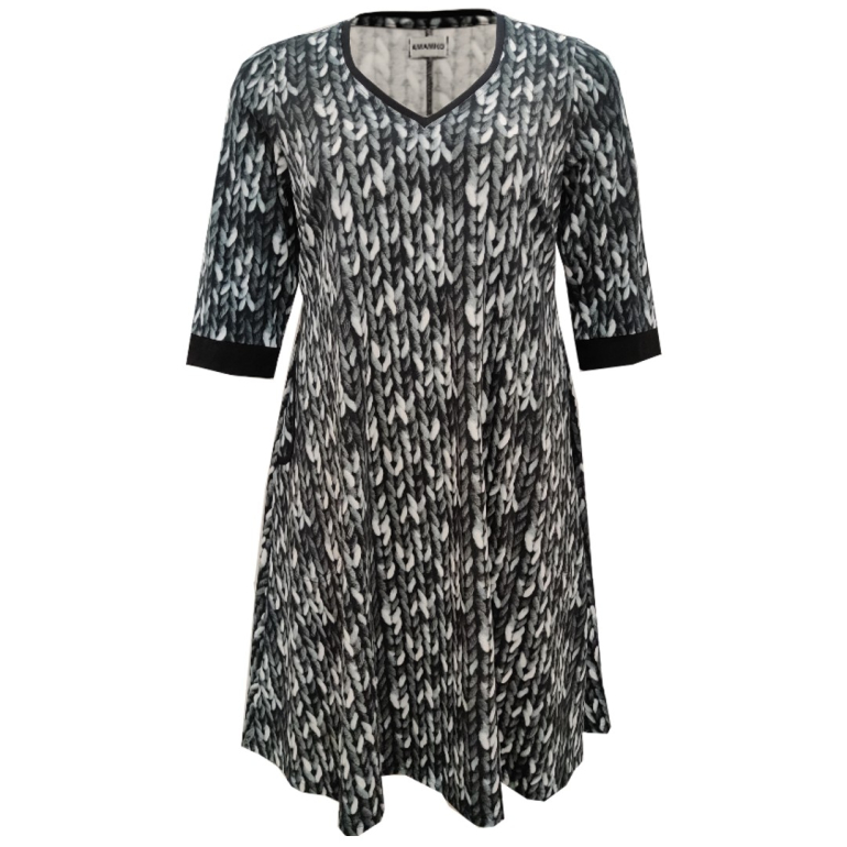 Grå plus size kjole med strikket mønster i sort, grå og hvid. Kjole med lommer i store størrelser fra Amamiko
