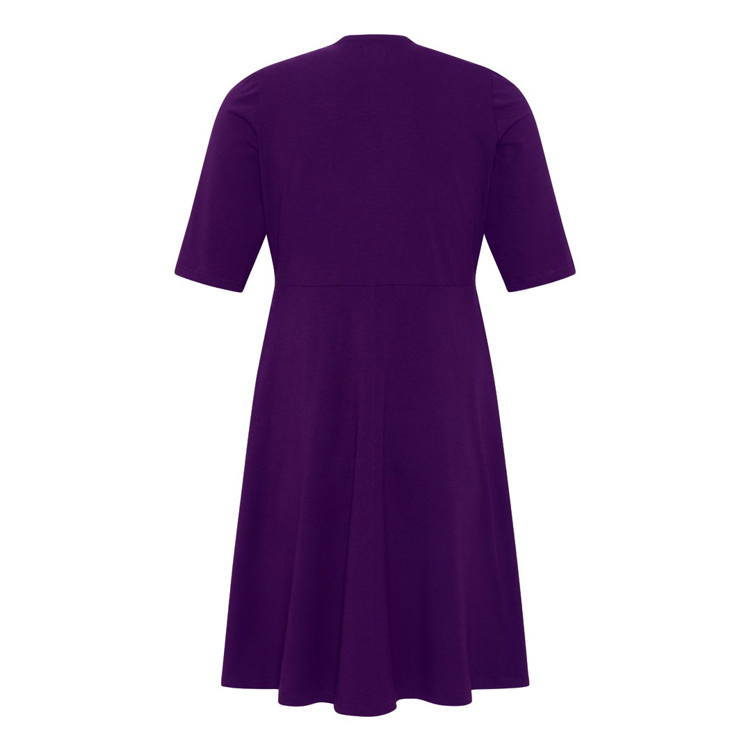 Lilla plus size kjole med v-udskæring. Kjole med lommer i store størrelser fra Amamiko