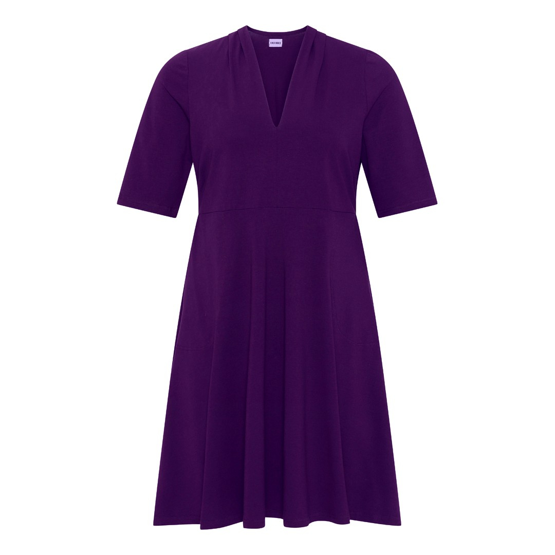 Lilla plus size kjole med v-udskæring. Kjole med lommer i store størrelser fra Amamiko