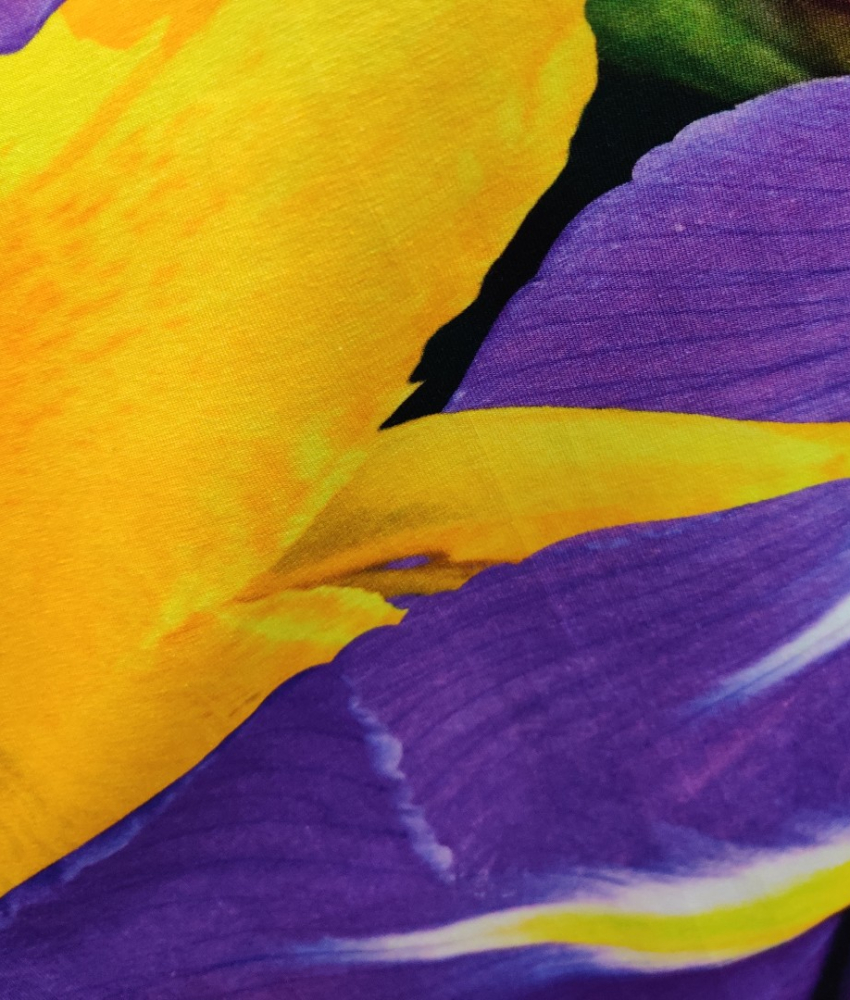 Lilla sommerkjole uden ærmer i oeko-tex jersey med store kronblade i lilla og gul.