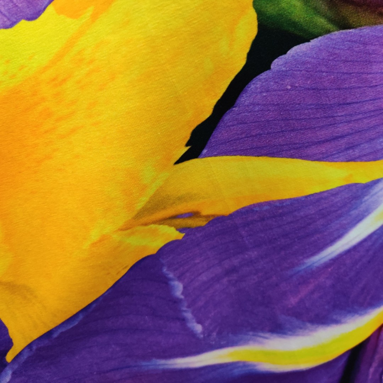 Lilla sommerkjole uden ærmer i oeko-tex jersey med store kronblade i lilla og gul.