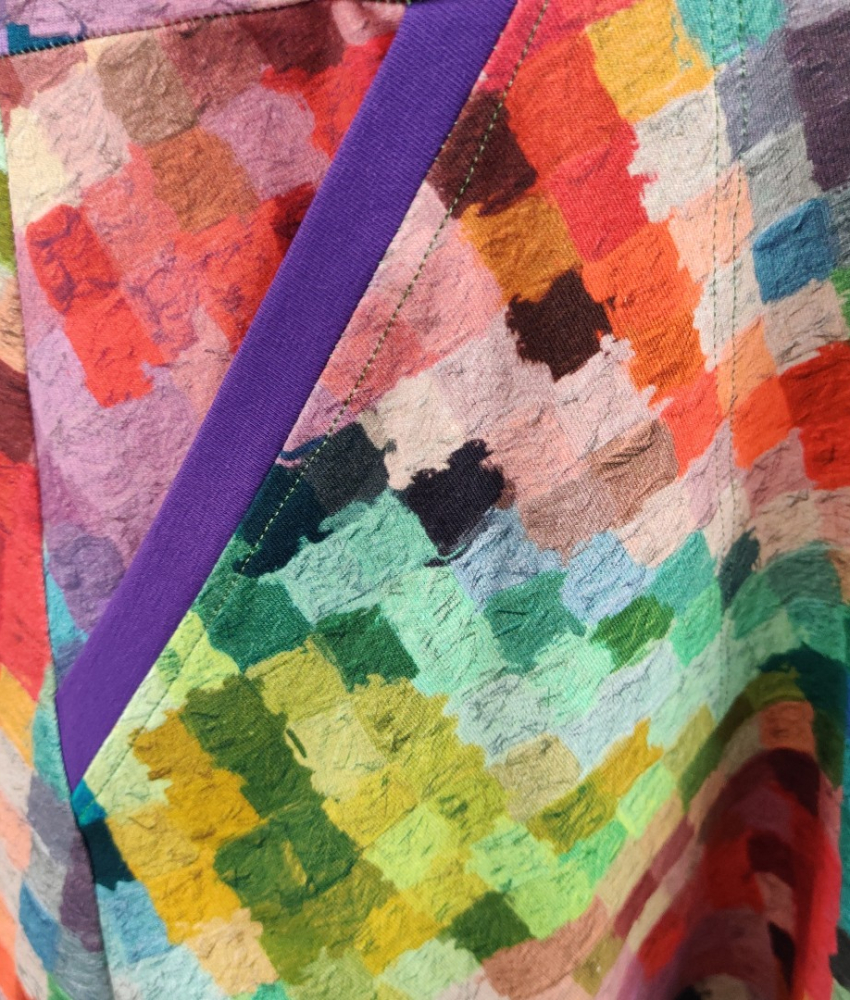Sommerkjole uden ærmer i oeko-tex jersey med små malede firkanter i alle regnbuens farver.