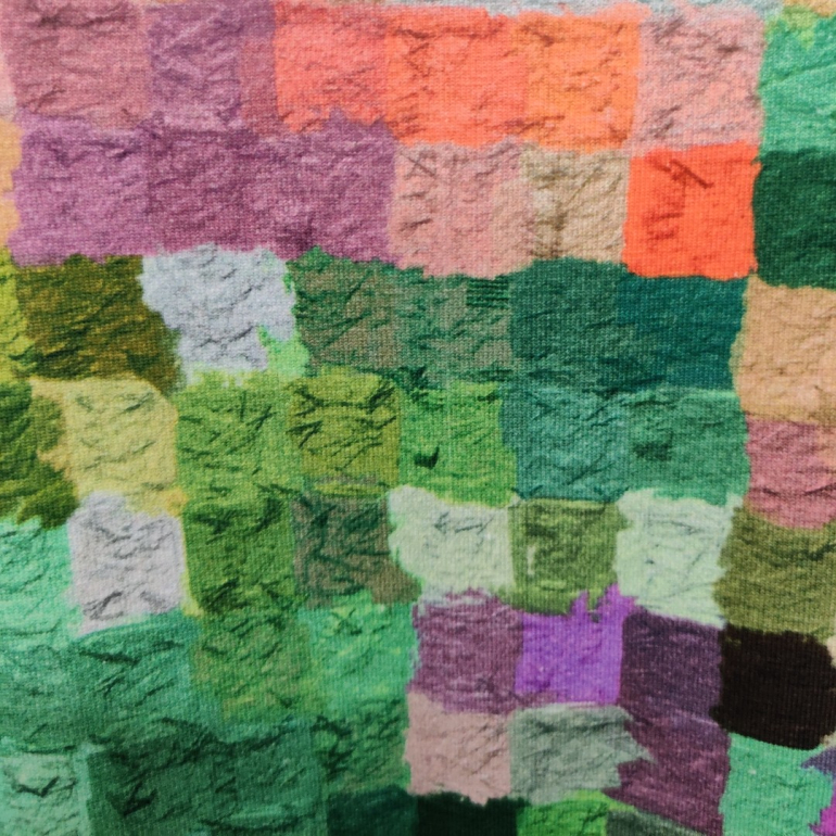 Sommerkjole uden ærmer i oeko-tex jersey med små malede firkanter i alle regnbuens farver.