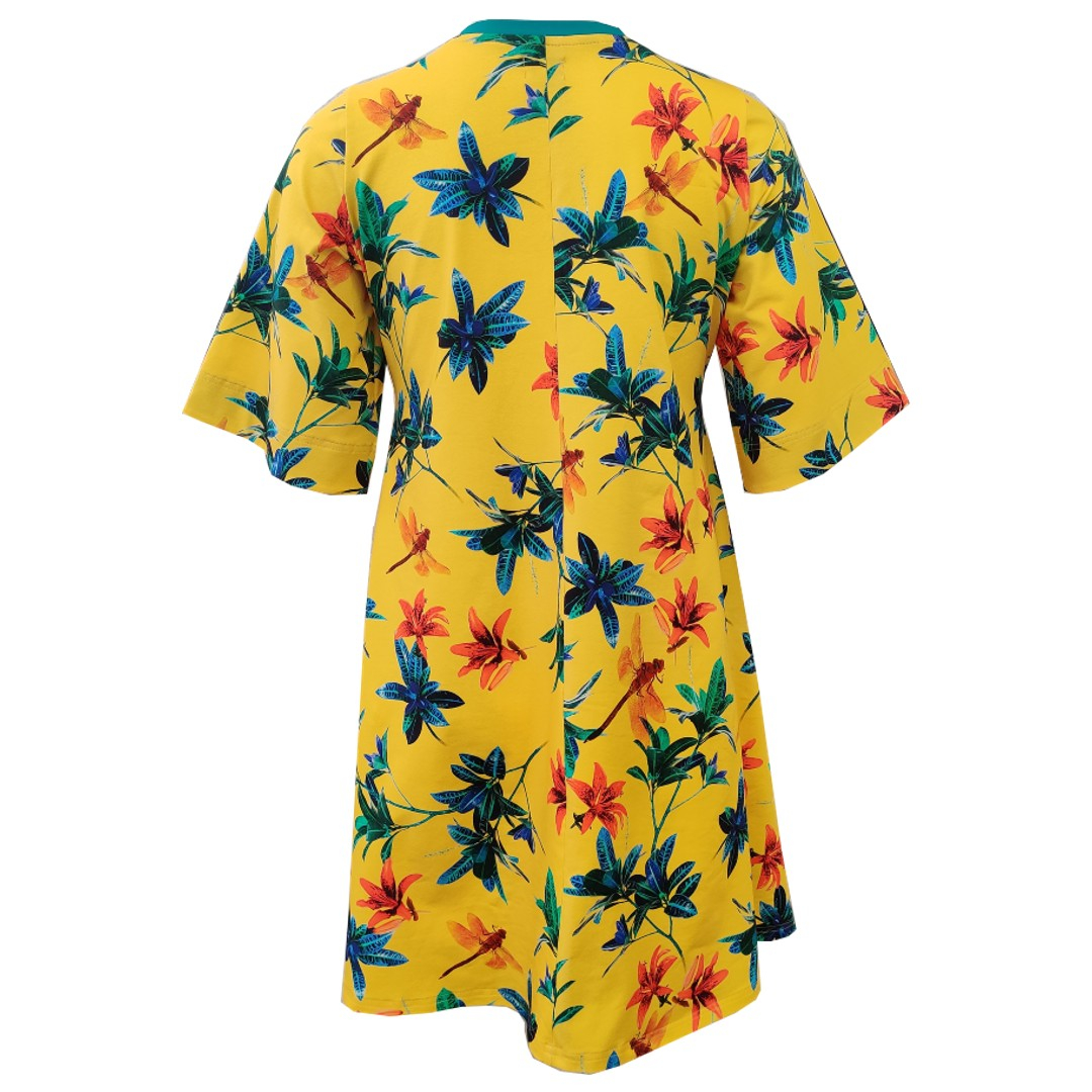 Gul plus size kjole i a-form med v-hals. Kjolen har blomster og guldsmede.