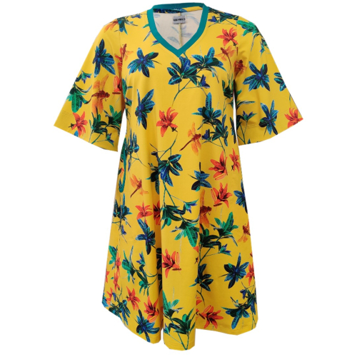 Gul plus size kjole i a-form med v-hals. Kjolen har blomster og guldsmede.