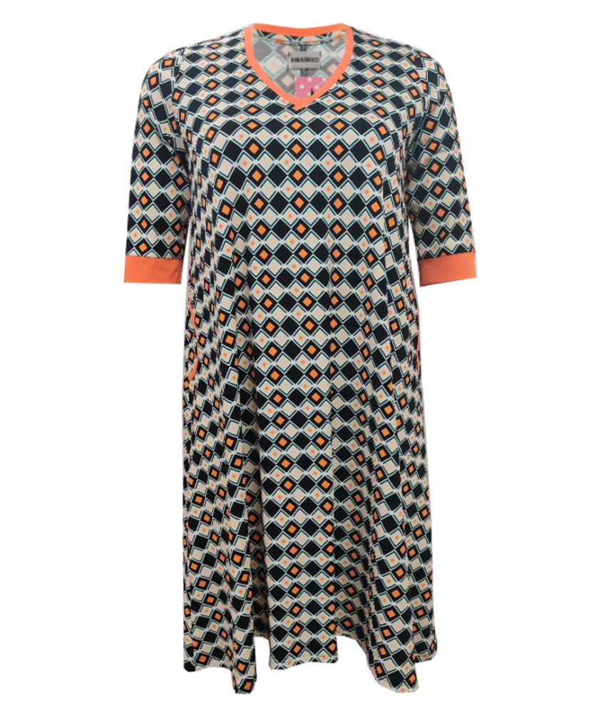 Løs oversize plus size kjole med retro print i orange, sort og hvid med lommer fra Amamiko