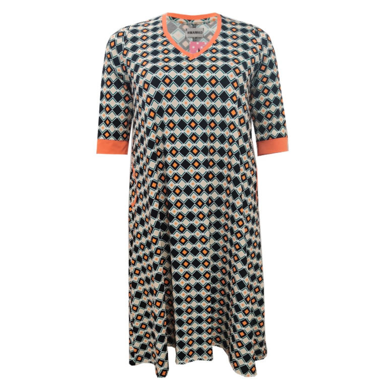 Løs oversize plus size kjole med retro print i orange, sort og hvid med lommer fra Amamiko
