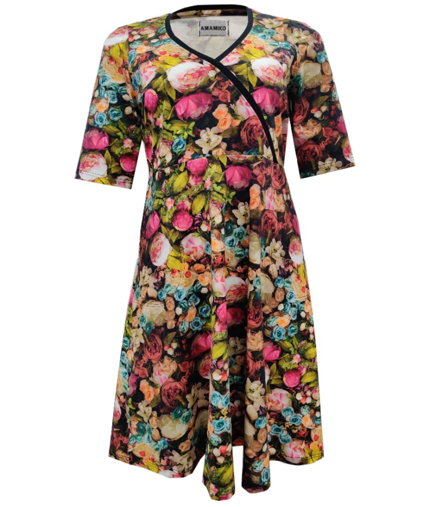 Sort plus size kjole med blomster og slå-om effekt fra Amamiko. Kjolen har lommer