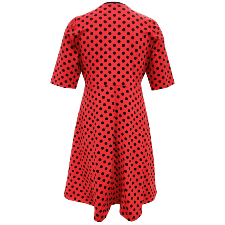 Rød plus size kjole i store størrelser med sorte prikker fra Amamiko med lommer