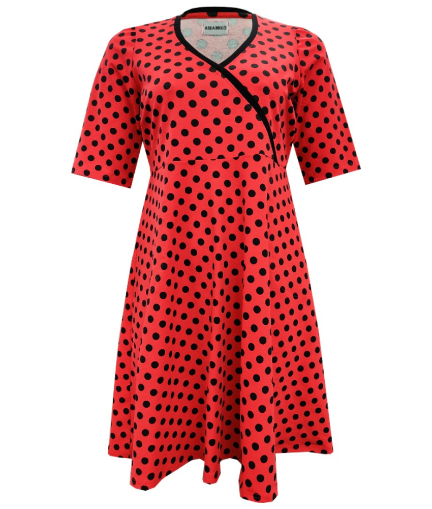 Rød plus size kjole i store størrelser med sorte prikker fra Amamiko med lommer