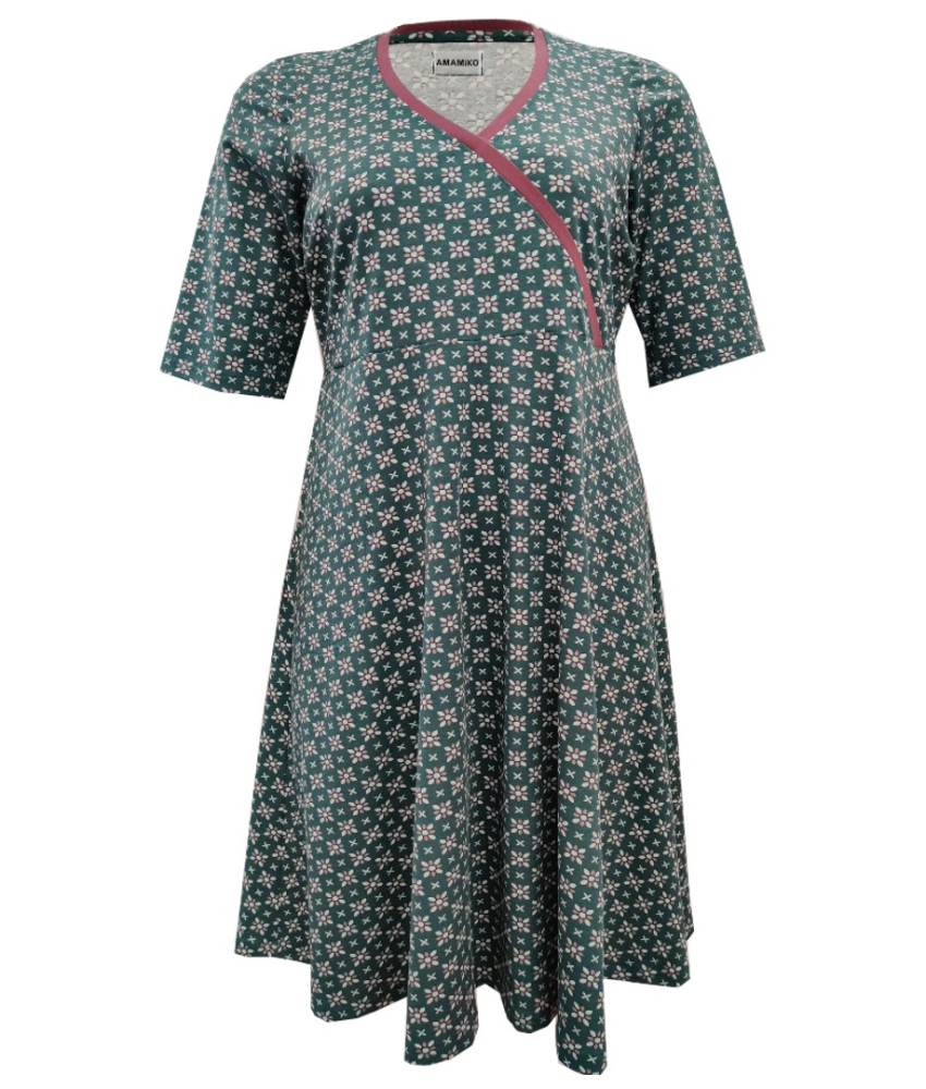 Mørkegrøn plus size kjole i store størrelser med retro mønster fra Amamiko. Kjole med lommer