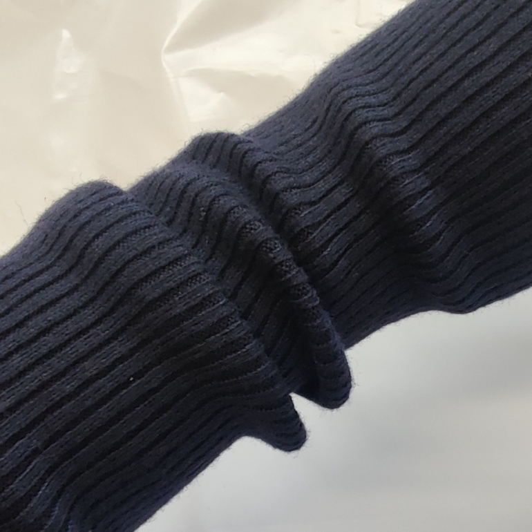 Lange ribstrikkede håndledsvarmere i marineblå uld
