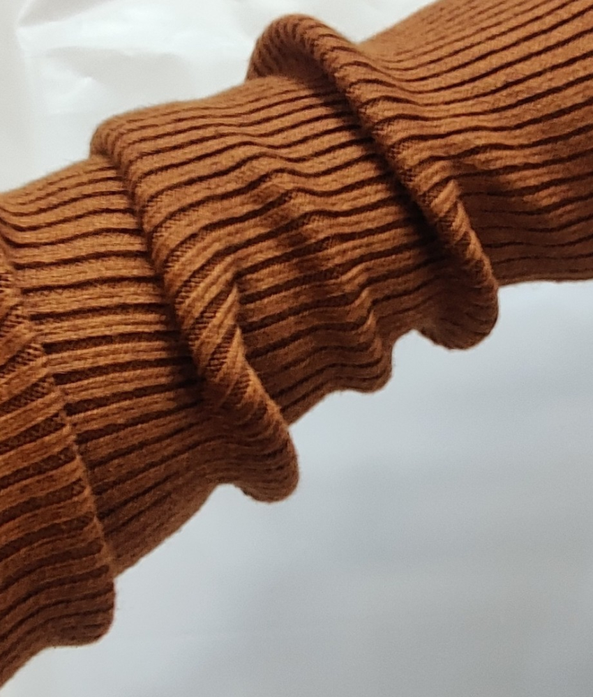Lange ribstrikkede håndledsvarmere i Cognac uld