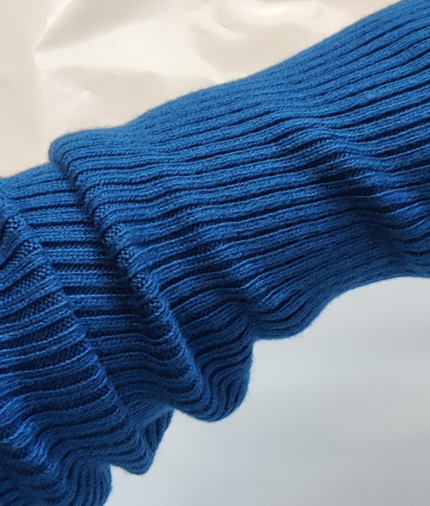 Lange ribstrikkede håndledsvarmere i havblå uld