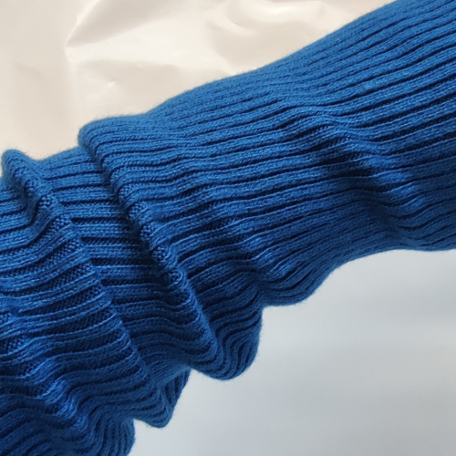 Lange ribstrikkede håndledsvarmere i havblå uld