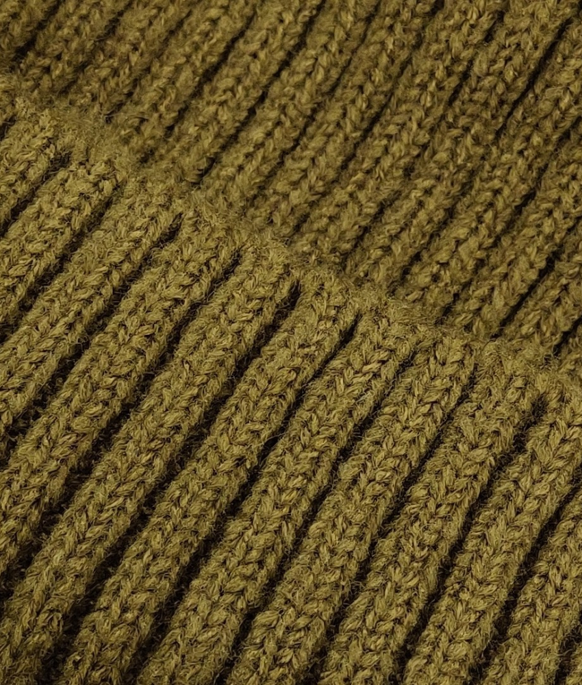 Army grøn Ribstrikket hue.  Dejlig varm i acryl/uld blanding. 
