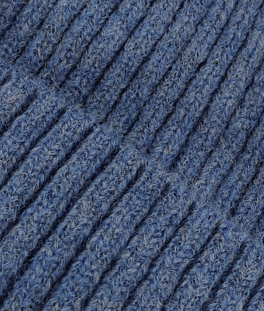 Blå Ribstrikket hue.  Dejlig varm i acryl/uld blanding. 