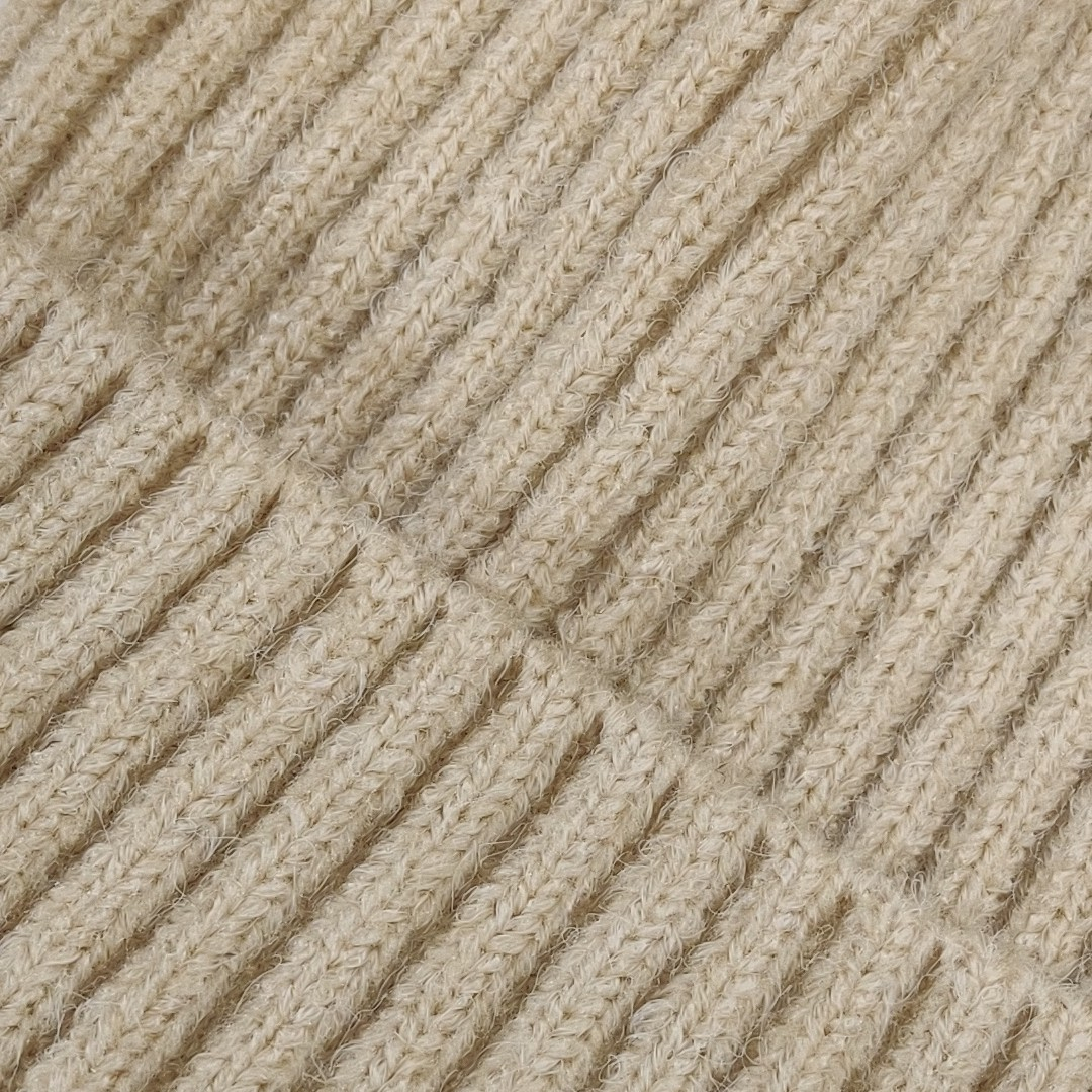 Råhvid Ribstrikket hue.  Dejlig varm i acryl/uld blanding. 