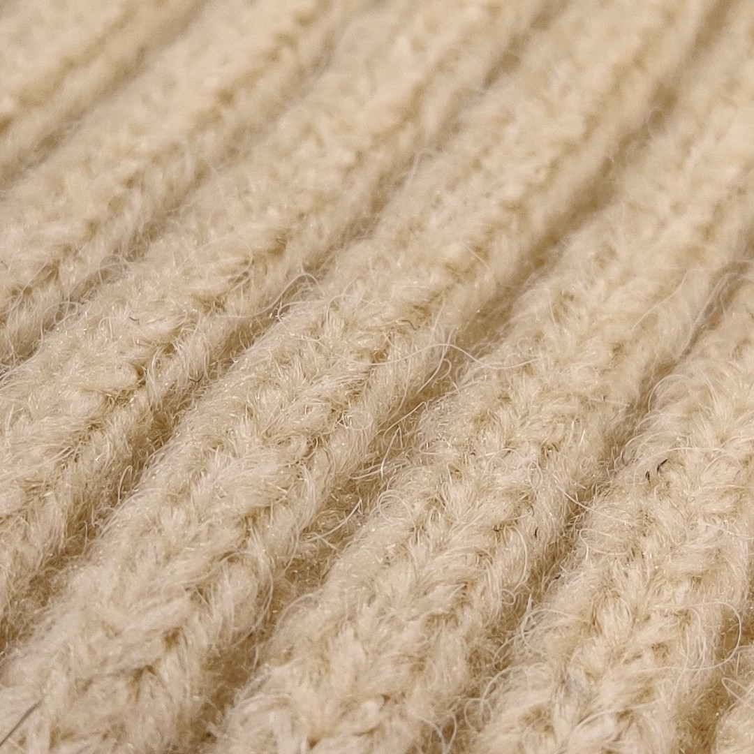 Råhvid Ribstrikket hue.  Dejlig varm i acryl/uld blanding. 