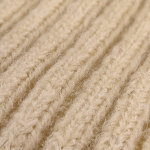 Råhvid Ribstrikket hue.  Dejlig varm i acryl/uld blanding. 