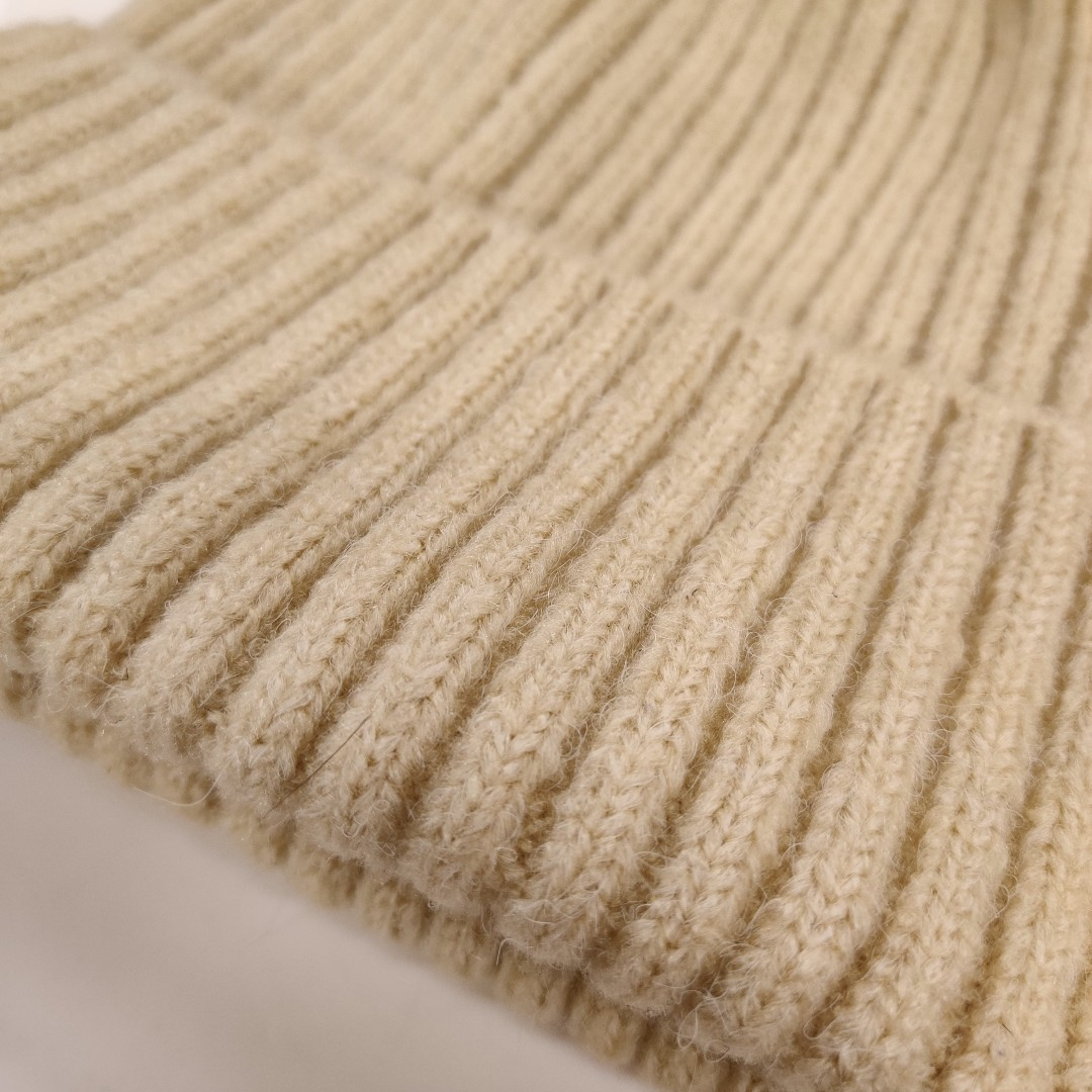 Råhvid Ribstrikket hue.  Dejlig varm i acryl/uld blanding. 